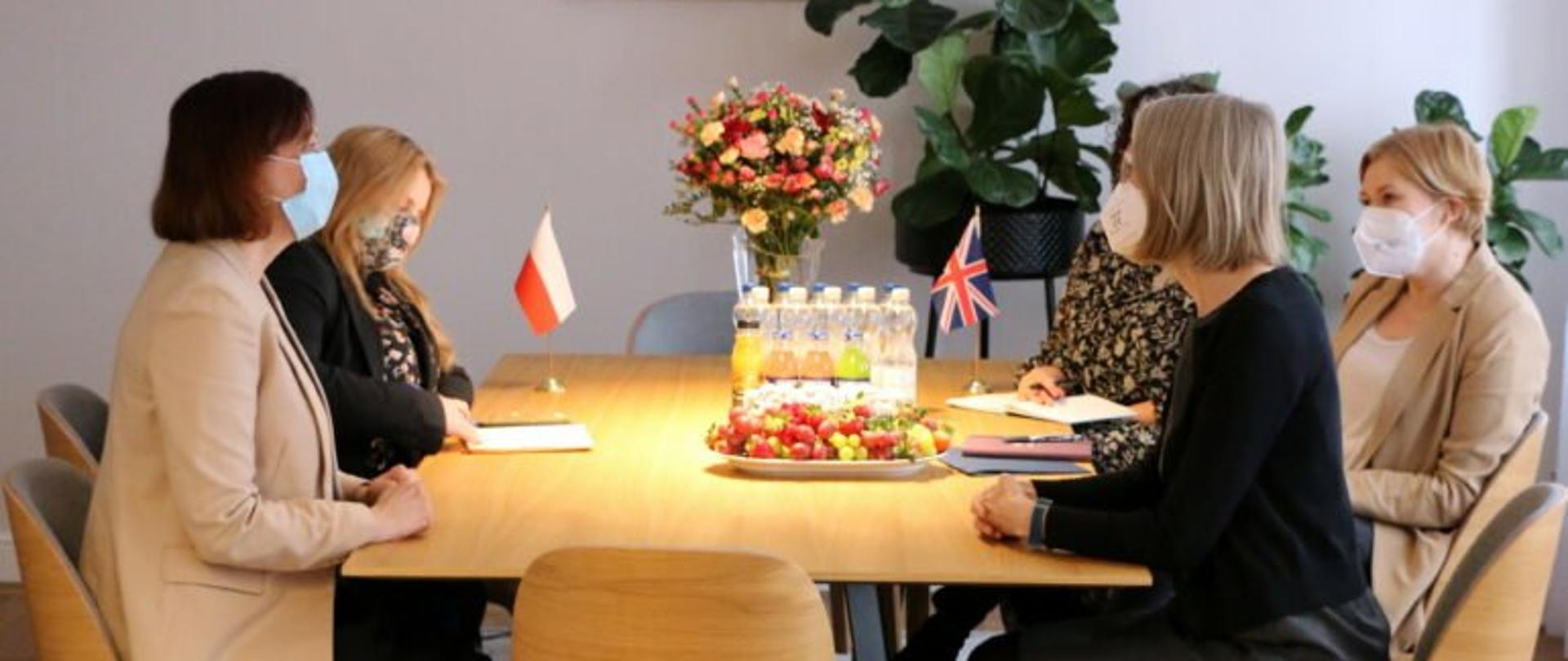 Wojewoda podkarpacki Ewa Leniart przyjmuje ambasador Wielkiej Brytanii Annę Clunes. Po prawej stronie stołu wojewoda podkarpacki Ewa Leniart i dyrektor Biura Wojewody Karolina Bogusz, po lewej ambasador Anna Clunes i dwie pracownice Ambasady. 