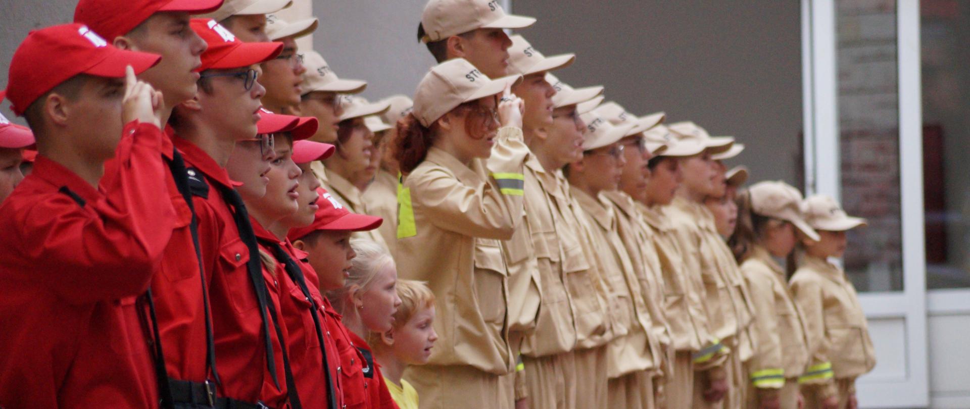 Uroczyste zakończenie obozu szkoleniowego MDP w Rajgrodzie. 