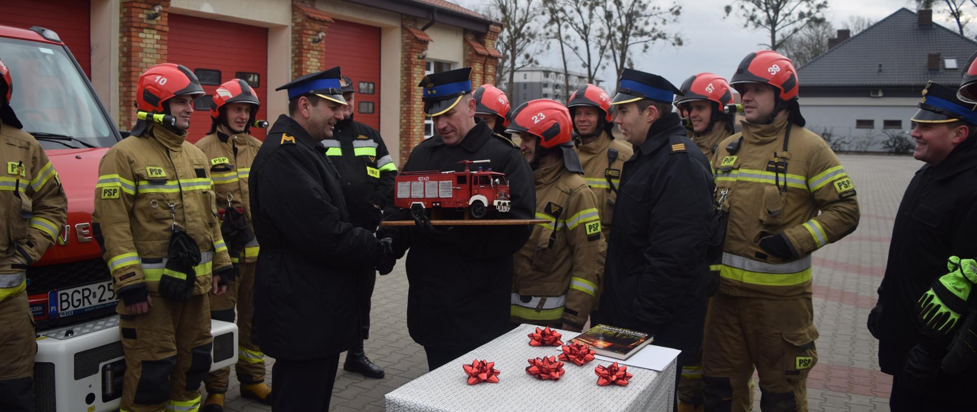 Pożegnanie ze służbą st. ogn. Andrzeja Jankowskiego. Przekazanie pamiątkowego samochodu strażackiego.