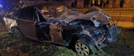 samochód osobowy audi z rozbitym przodem, na poboczu drogi, w miejscowości Licheń