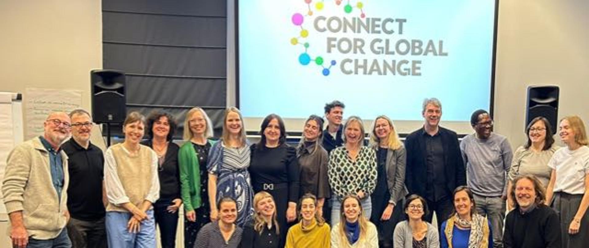 Grupa osób pozuje do zdjęcia