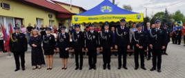 Pamiątkowe zdjęcie odznaczonych strażaków OSP podczas jubileuszu w Chruścicach
