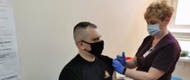 Na zdjęciu strażak i pielęgniarka podczas szczepienia 