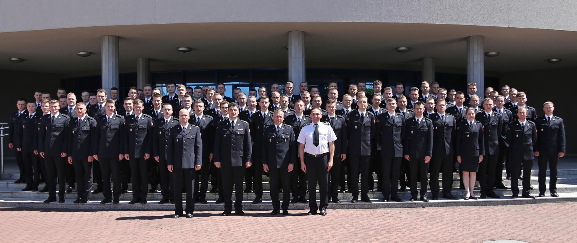 Grupowe zdjęcie komendantów Centralnej Szkoły PSP, dowódcy kompanii szkolnej oraz kadetów turnusu XXIV Dziennego Studium Aspirantów PSP