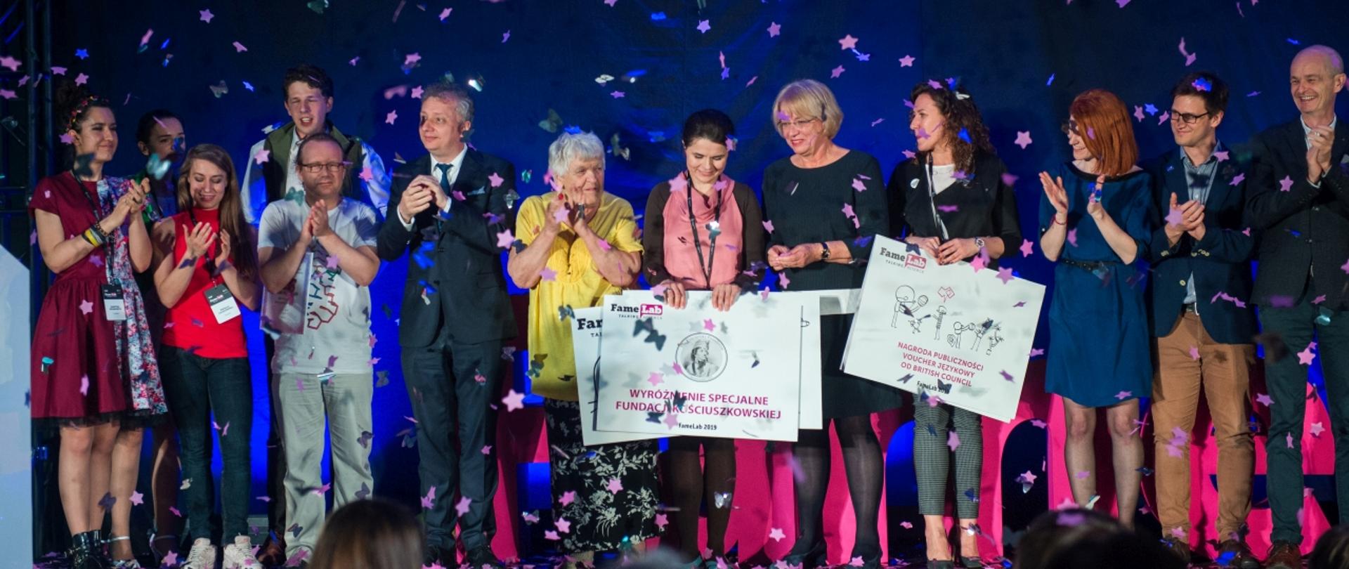 Zbiorowe zdjęcie uczestników gali.