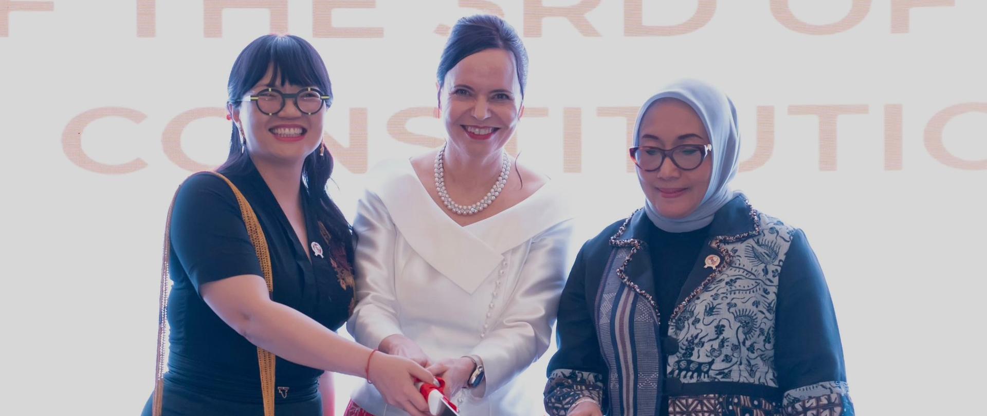 Ambassador_Szymanowska_and_Indonesian_ministries_cake_cutting