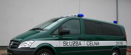 Zdjęcie przedstawia samochód Mercedes Vito – Mobilne Stanowisko kontroli. Pojazd jest przystosowany do przeprowadzania kontroli na drodze oraz zawiera mobilne biuro