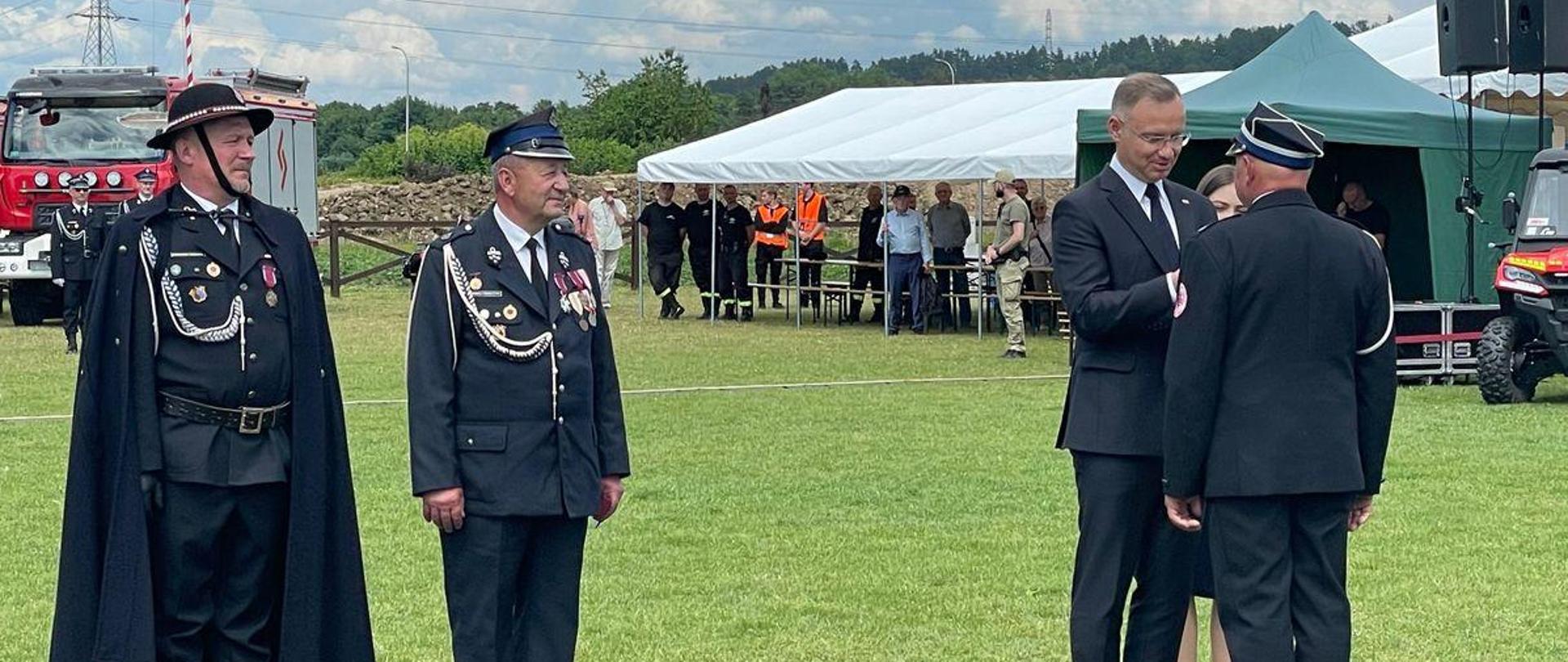 Prezydent wręcza odznaczenia