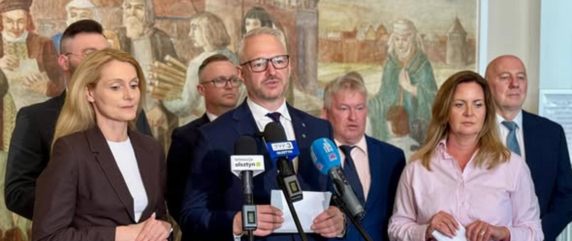 Wojewoda Radosław Król podczas konferencji.
