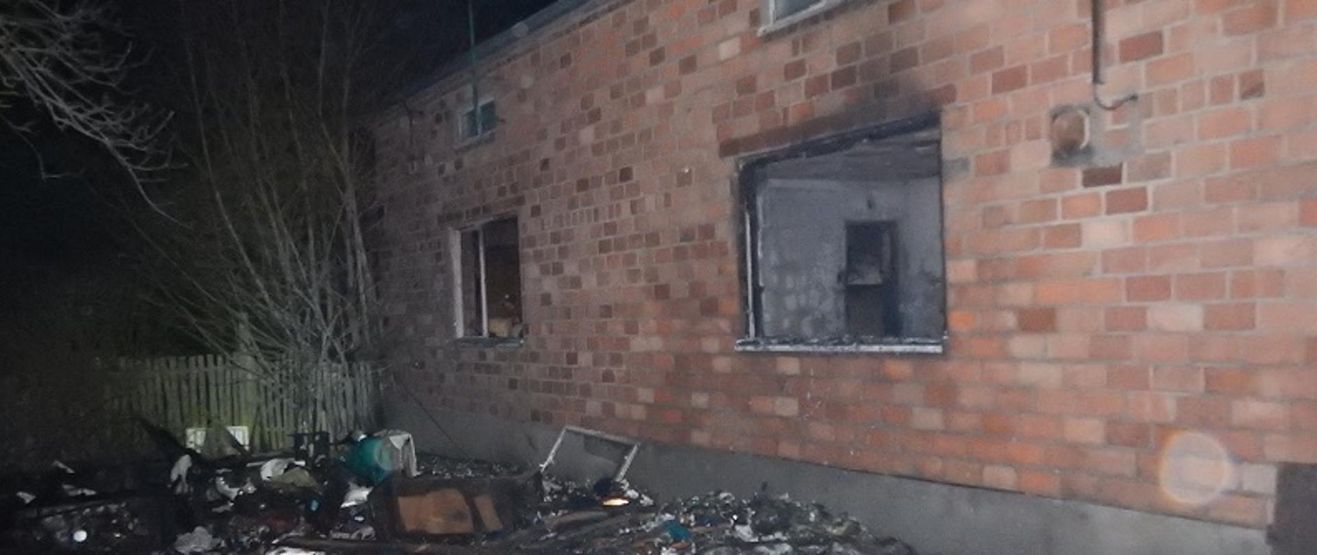Zdjęcie przedstawia budynek mieszkalny po pożarze