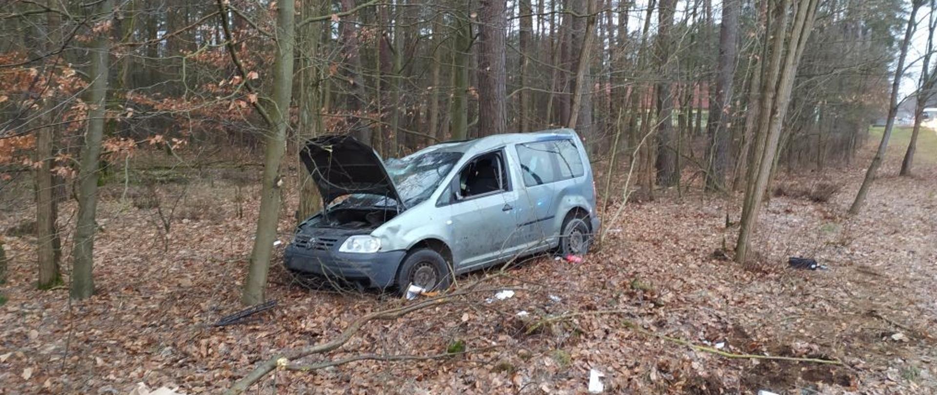 Na zdjęciu widać uszkodzone auto na poboczu drogi