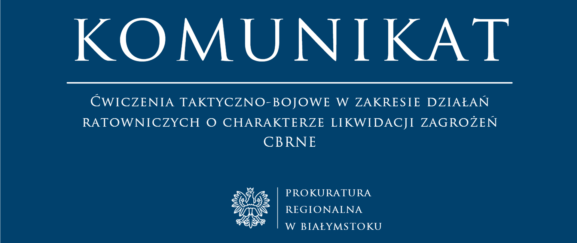 Grafika ma ciemnoniebieskie tło, na którym umieszczono białe napisy oraz godło państwowe. Centralną część zajmuje duży nagłówek "KOMUNIKAT", pod którym znajduję się pozioma linia oddzielająca oraz tekst informujący o ćwiczeniach taktyczno-bojowych w zakresie działań ratowniczych o charakterze likwidacji zagrożeń CBRNE