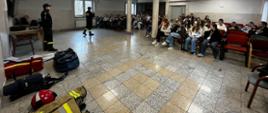 Zdjęcie przedstawia strażaków podczas pogadanki