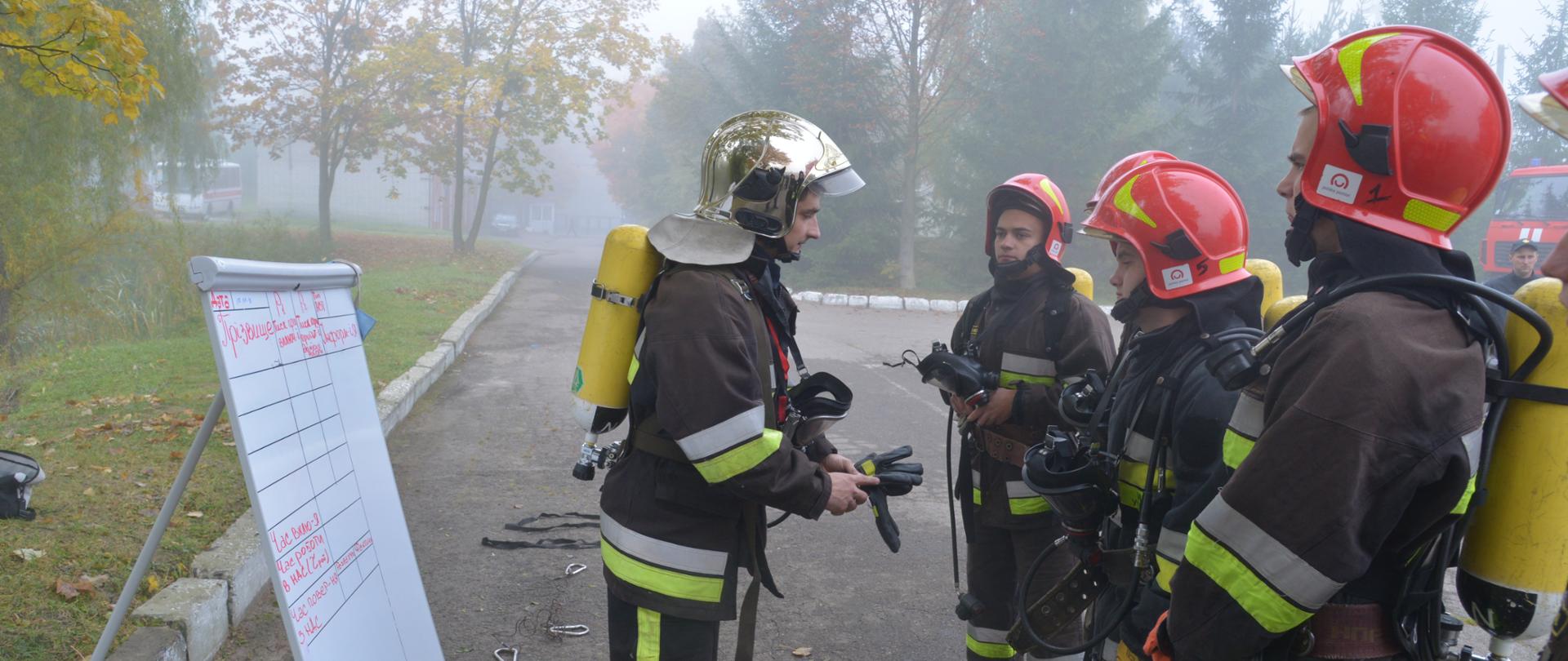 grupa strażaków podczas szkolenia w terenie