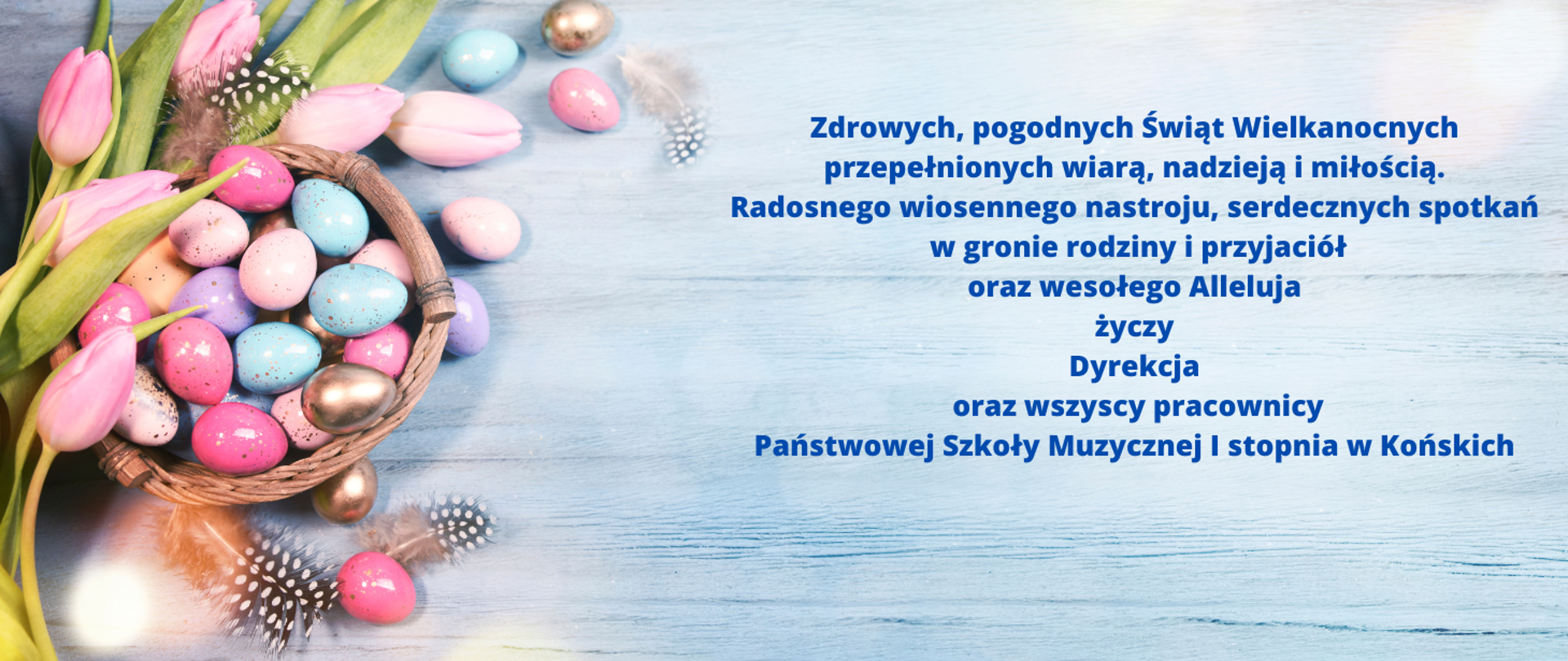 baner na tle w odcieniu niebieskim, po lewej stronie koszyczek z kolorowymi pisankami, obok różowe tulipany, po prawej stronie życzenia świąteczne napisane niebieskimi literami.