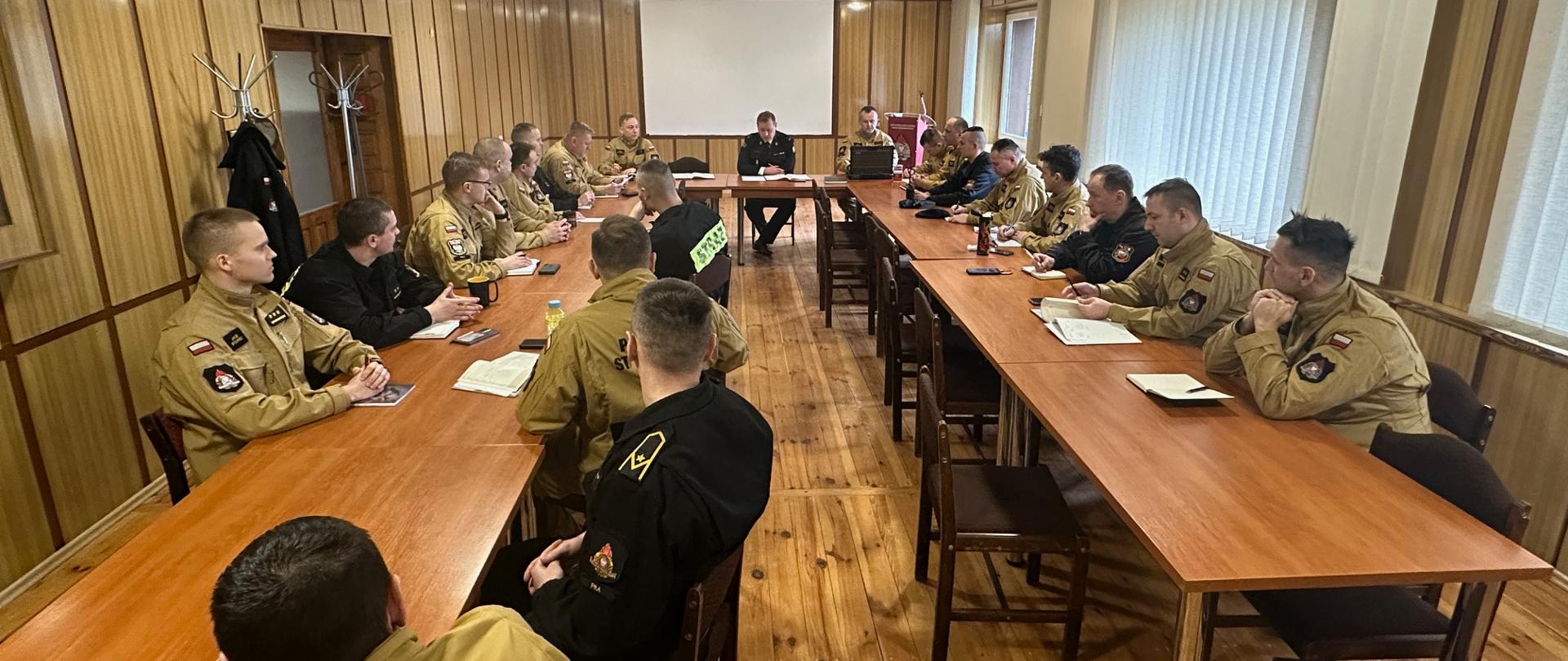 Strażacy w trakcie narady