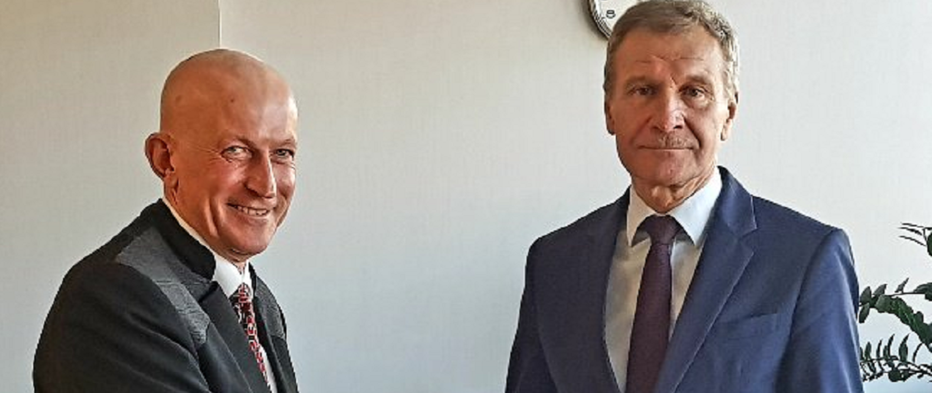 Prof. Jacek Leśkow przyjmuje gratulacje od Krzysztofa Silickiego, p.o.dyrektora NASK PIB