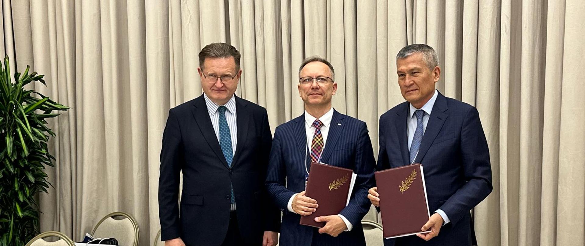 Na zdjęciach widoczni są: Marian Przeździecki – Chargé d’Affaires a.i. Rzeczypospolitej Polskiej w Uzbekistanie Khursanov Abdulla Khalmuradovich – Dyrektor Generalny „Almalyk MMC” s.d.; ; Piotr Szewczyk – Prezes Zarządu APS Energia S.A. 