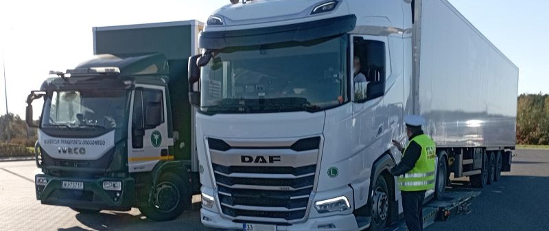 Inspektor w trakcie kontroli technicznej tureckiego przewoźnika