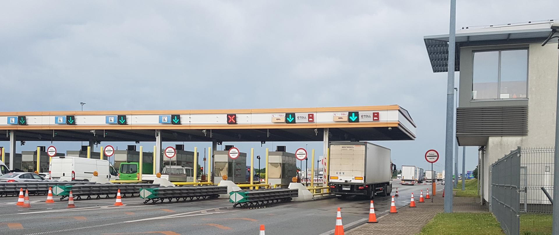 Na zdjęciu Punkt Poboru Opłat w Strykowie. Widocznych jest siedem stanowisk. Na skrajnych dwóch stanowiska od prawej strony funkcjonuje system e-TOLL