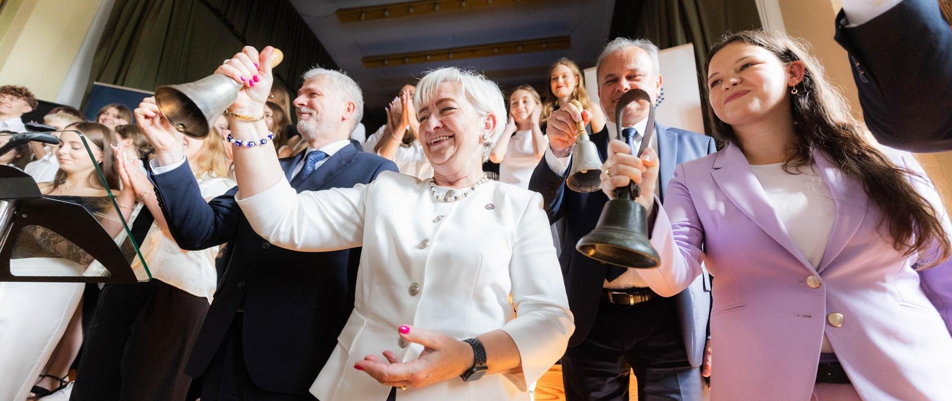 Wojewoda łódzki Dorota Ryl symbolicznym dzwonkiem otwiera rok szkolny 2024/2025 w województwie łódzkim 