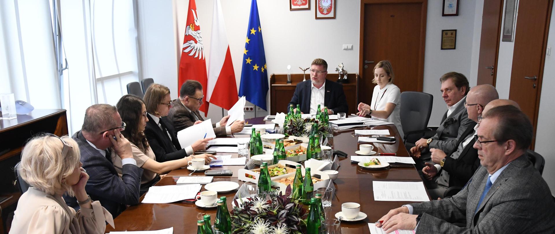 Na zdjęciu widać kobiety i mężczyzn