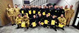 Zdjęcie grupowe 26 druhów z powiatu gorlickiego, którzy ukończyli szkolenie kierowców – konserwatorów sprzętu ratowniczego OSP. 