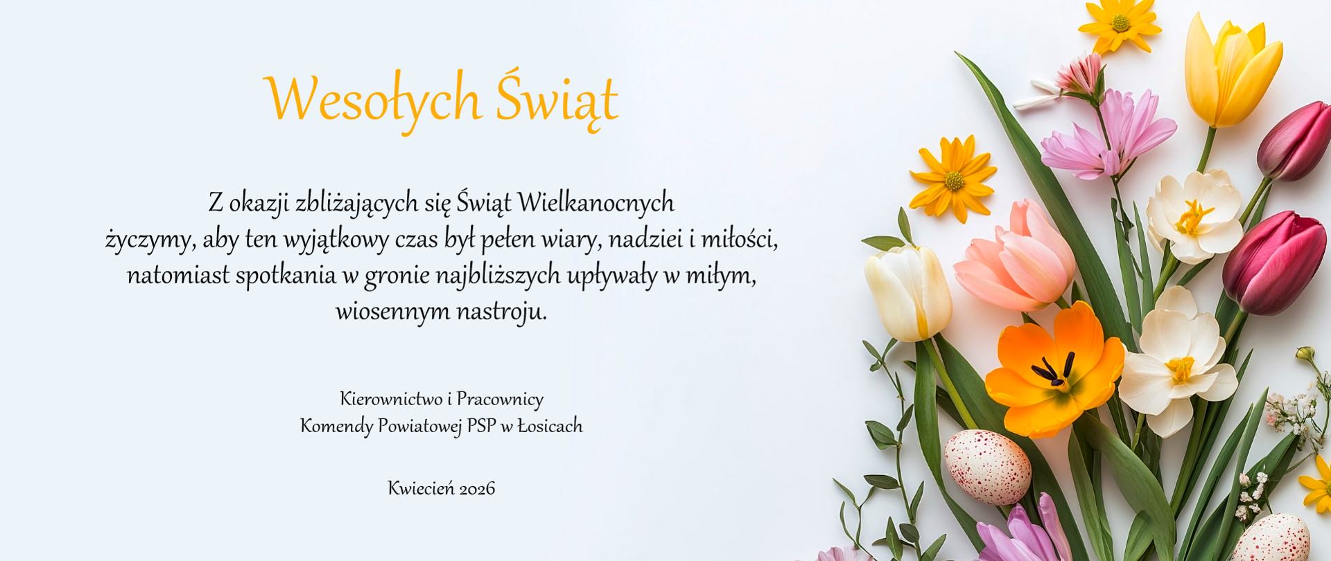 Kartka wielkanocna z napisem „Wesołych Świąt” oraz życzeniami po lewej stronie i kompozycją kolorowych wiosennych kwiatów oraz pisanek po prawej, na jasnym tle.