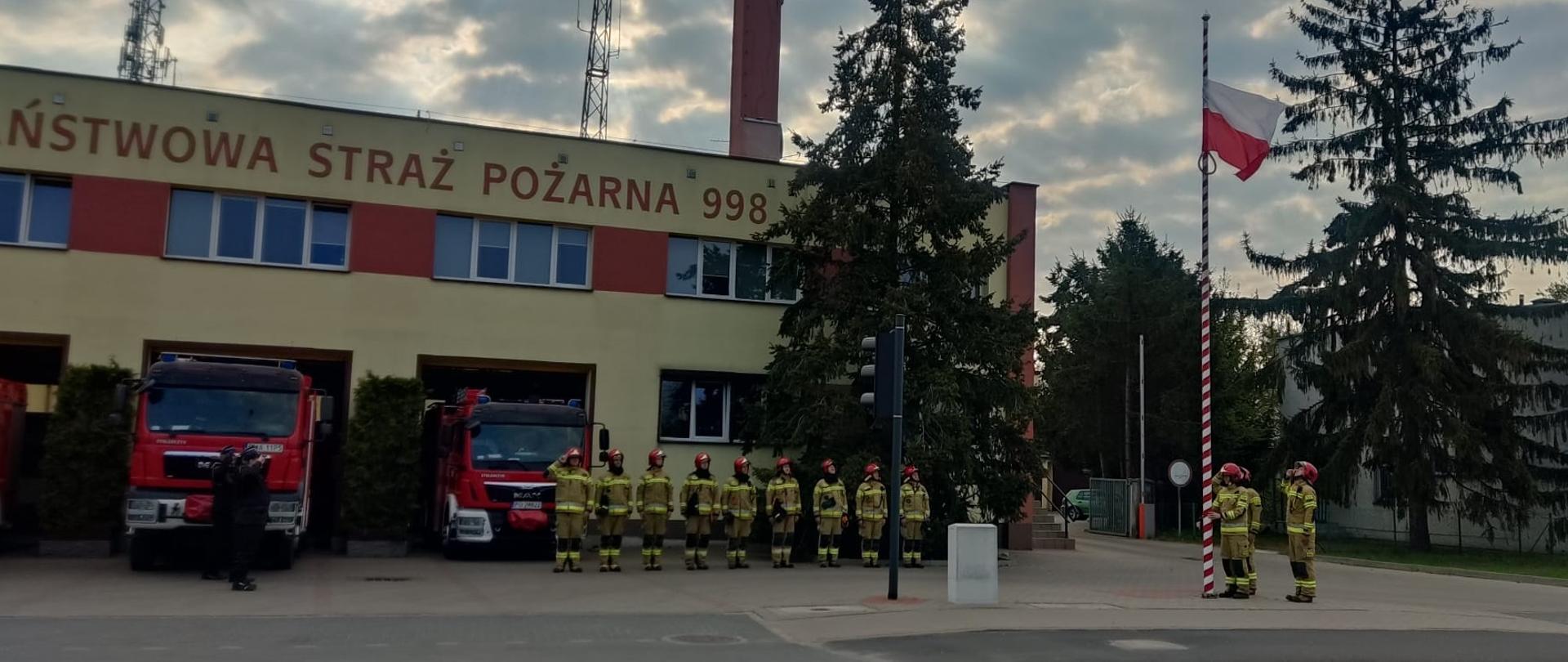 Na zdjęciu widać strażaków podczas zbiórki z okazji Dnia Flagi RP 