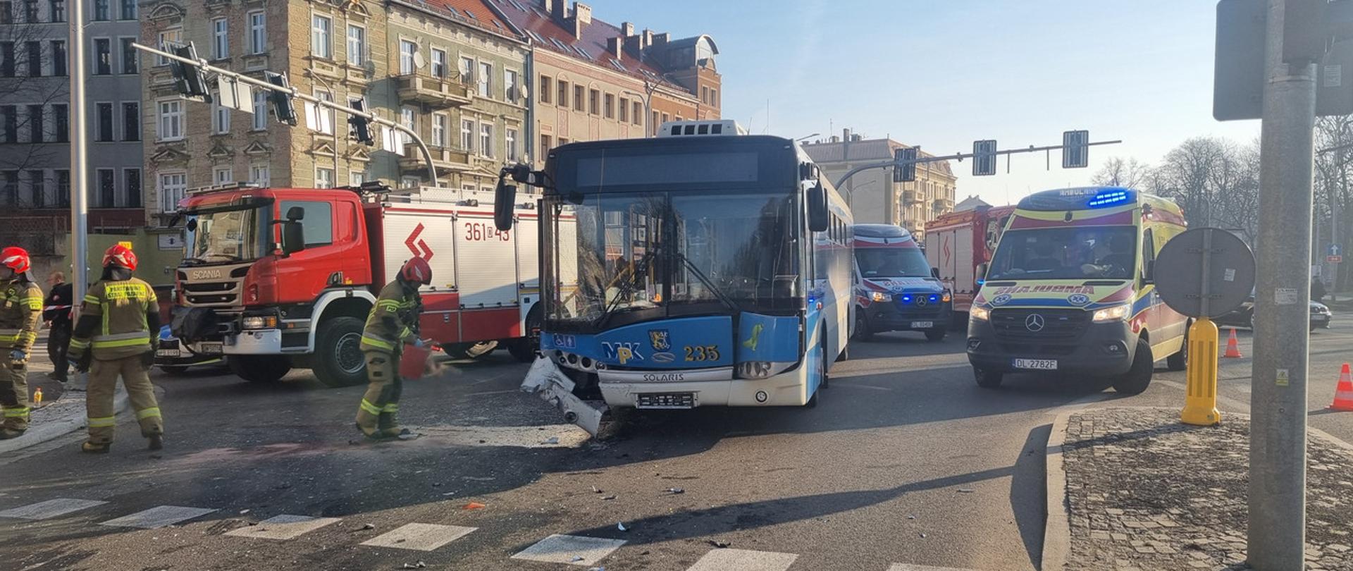 Wypadek komunikacyjny z udziałem samochodu osobowego i autobusu miejskiego