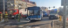 Wypadek komunikacyjny z udziałem autobusu i pojazdu osobowego