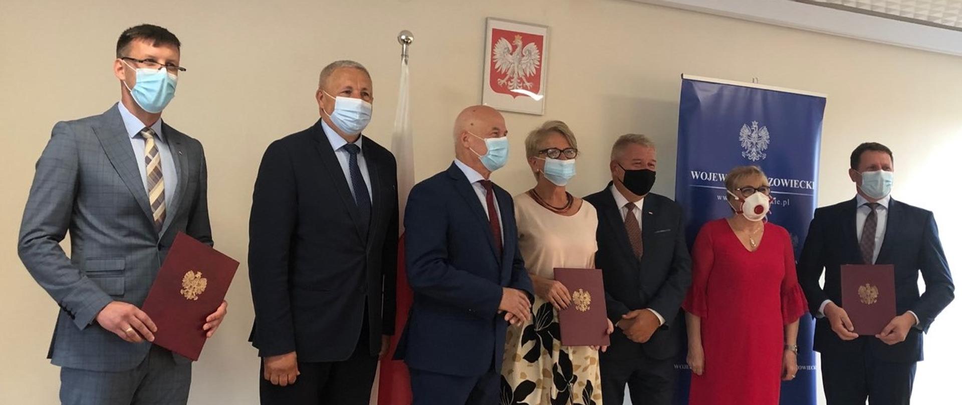 Na zdjęciu widocznych jest 7 osób, pięciu mężczyzn i dwie kobiety