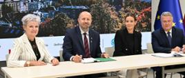 Na zdjęciu od lewej: Marzena Lasota-Darowska, Skarbnik Gminy Miejskiej Dzierżoniów, Robert Gajda, Zastępca Prezesa Zarządu NFOŚiGW, Aleksandra Leo, Posłanka na Sejm RP, Dariusz Kucharski, Burmistrz Dzierżoniowa.