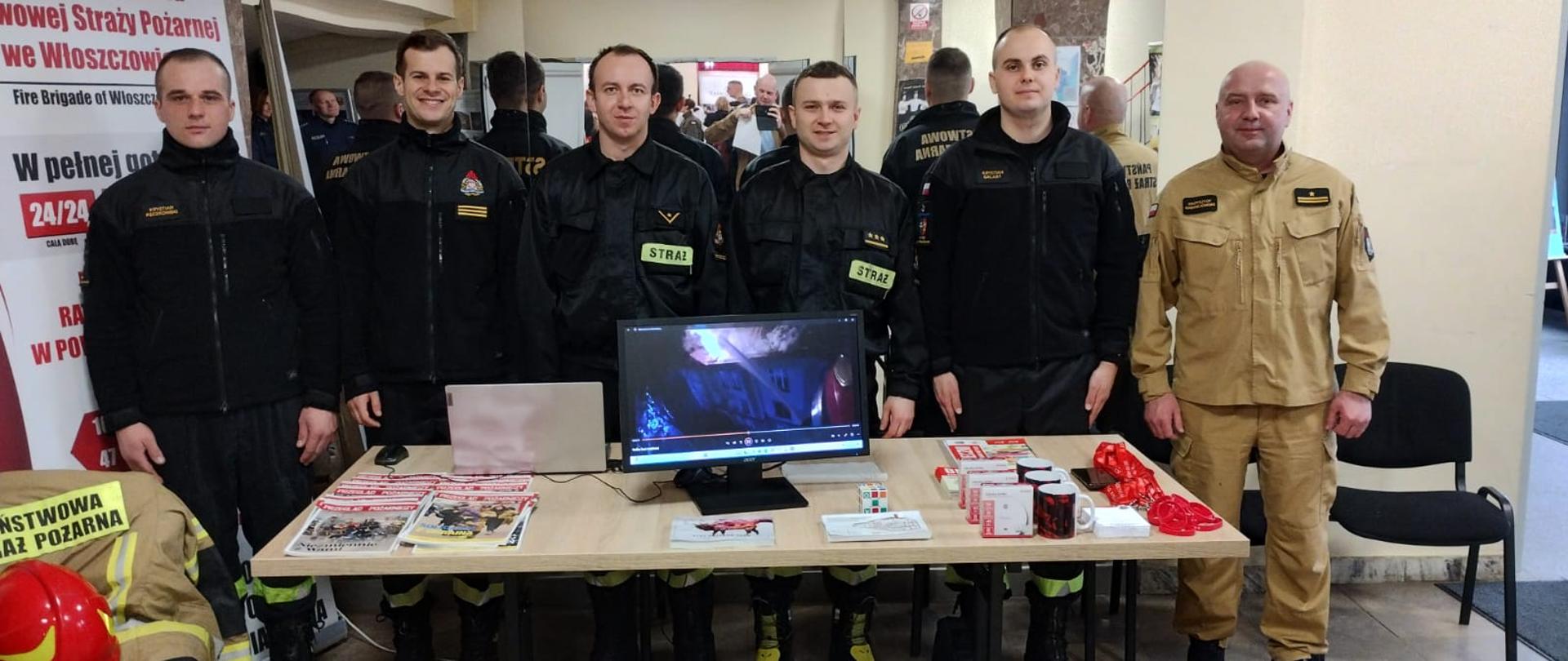 Stoisko wystawione przez strażaków Państwowej Straży Pożarnej.