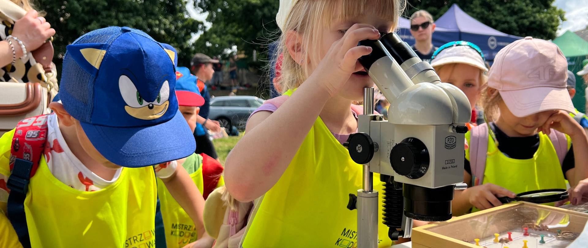 Zdjęcie przedstawia uczestników pikniku ekologicznego zorganizowanego przez Wojewódzki Fundusz Ochrony Środowiska i Gospodarki Wodnej w Opolu pod hasłem #razemdlaśrodowiska