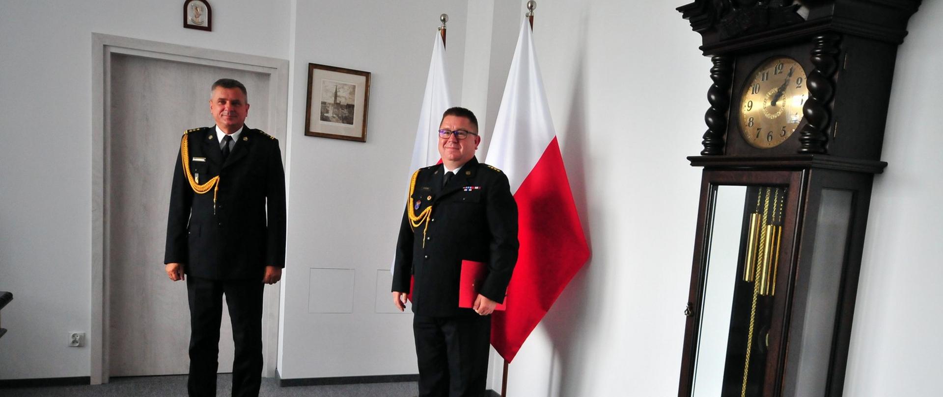 Na zdjęciu widać Pomorskiego Komendanta Wojewódzkiego Państwowej Straży Pożarnej z powołanym Komendantem Powiatowym Państwowej Straży Pożarnej w Kwidzynie st. kpt. Wojciechem Berent 