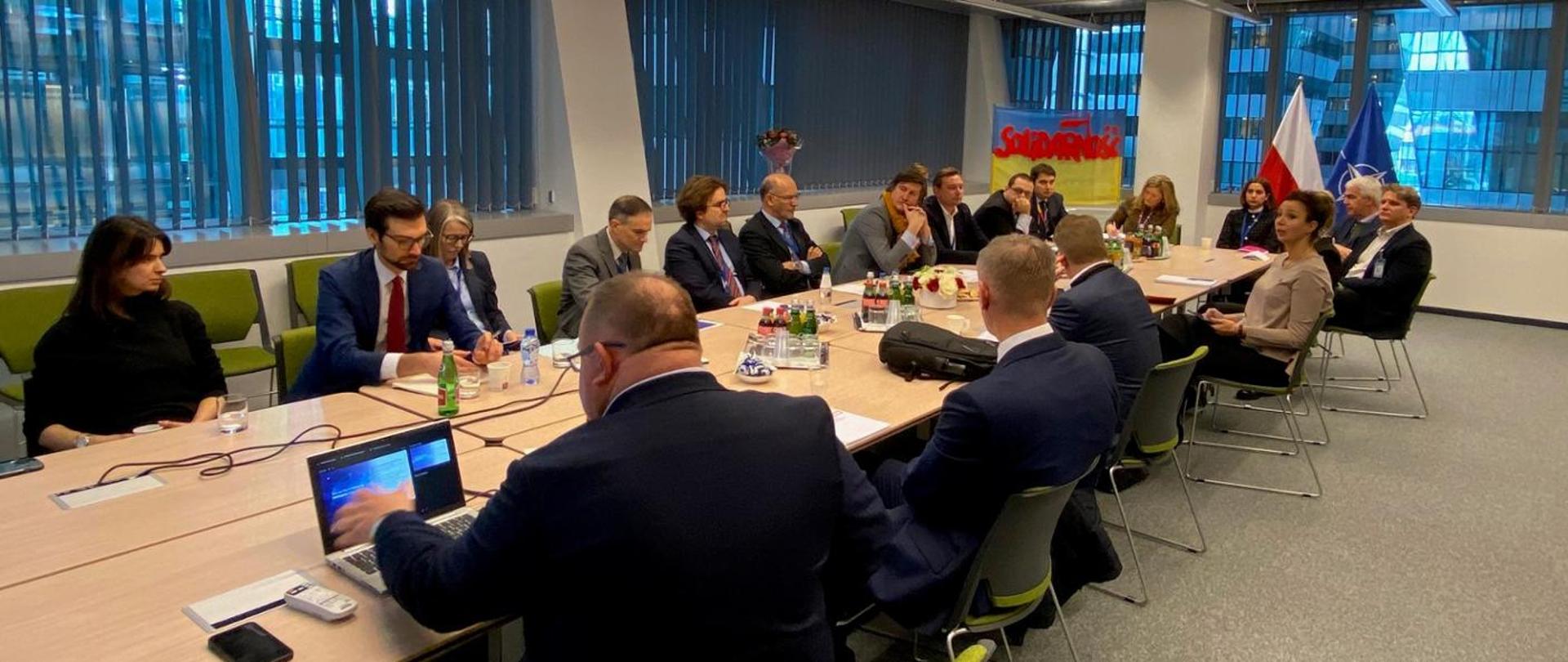 Uczestnicy seminarium nt. odporności siedzą za stołem