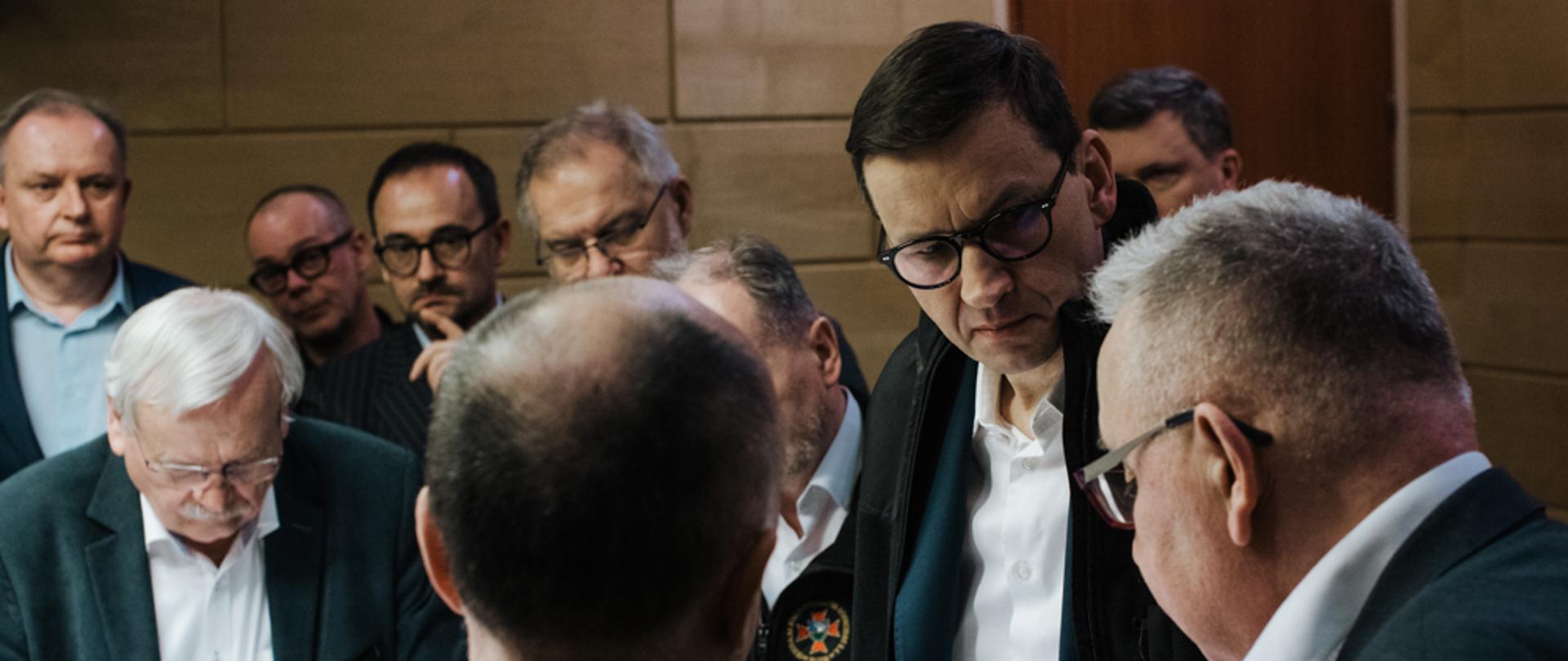 Premier Mateusz Morawiecki podczas rozmowy.