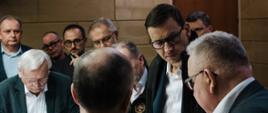 Premier Mateusz Morawiecki podczas rozmowy.