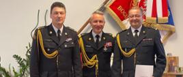 Od lewej stoją: Komendant Centralnej Szkoły PSP, Komendant Główny PSP oraz nowo powołany Zastępca Komendanta Centralnej Szkoły PSP w głębi widoczny sztandar