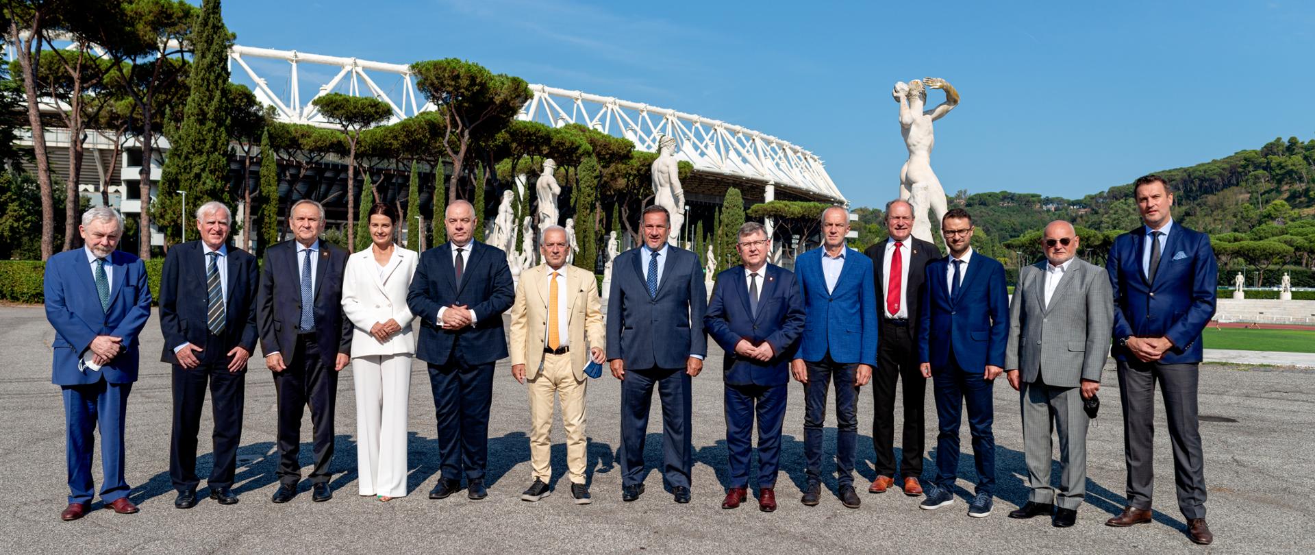 Zdjęcie grupowe - uczestnicy obrad. Na zdjęciu m.in. przedstawiciele polskiej delegacji z Wicepremierem Jackiem Sasinem na czele.