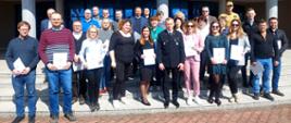 Grupowe zdjęcie uczestników szkolenia (28 osób) w towarzystwie Zastępcy Komendanta Centralnej Szkoły PSP oraz funkcjonariusza CS PSP