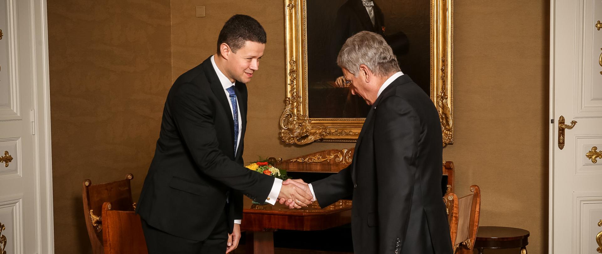 Valtuuskirjeen luovuttamisen juhlallinen seremonia
