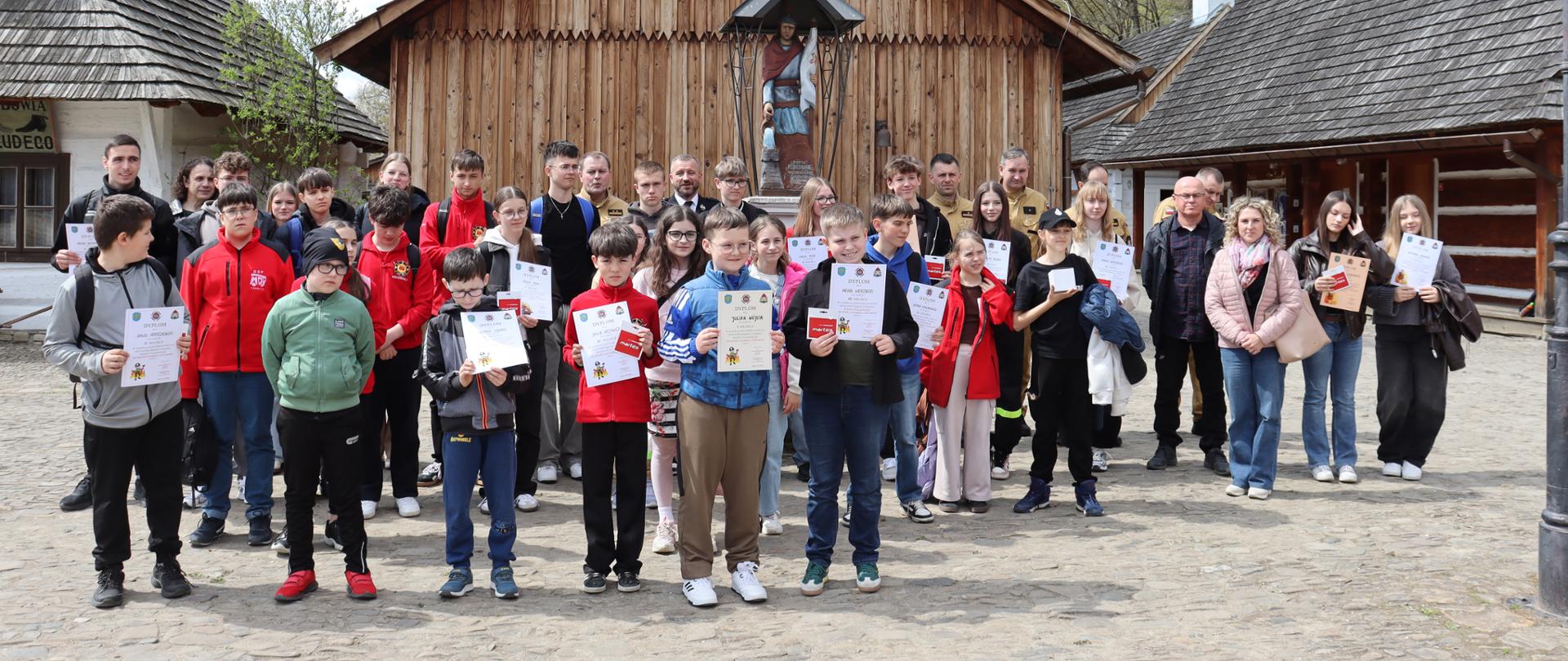 Zdjęcie grupowe na zewnatrz