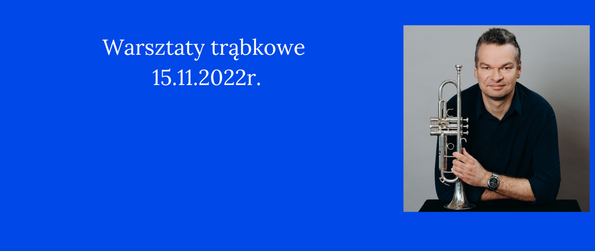 grafika informująca o warsztatach trąbkowych na niebieskim tle, po prawej stronie zdjęcie przedstawiające osobę prowadzącą warsztaty, trzymającą w ręku trąbkę.