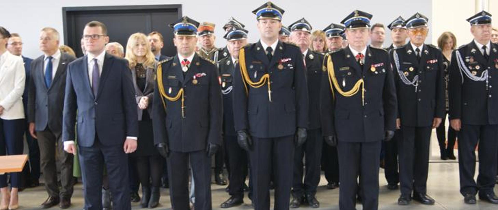 Uroczystość zdania i powierzenia obowiązków Komendanta Miejskiego PSP w Koszalinie, Pan Paweł Szefernaker Sekretarz Stanu w MSWiA, st. bryg. Marek Popławski Zastępca Zachodniopomorskiego Komendanta Wojewódzkiego PSP w Szczecinie, st. bryg Mirosław Pender Zastępca Zachodniopomorskiego Komendanta Wojewódzkiego PSP w Szczecinie, st. bryg. Jacek Szpuntowicz Komendant Miejski PSP w Koszalinie na uroczystości przekazania w JRG1