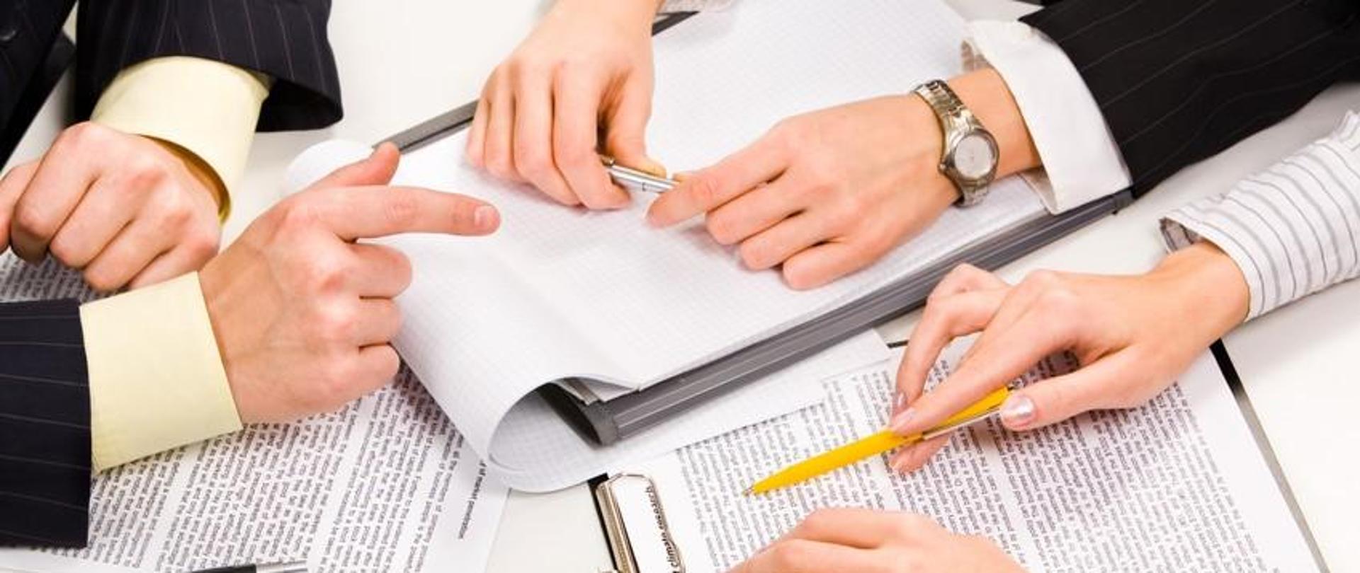 grafika ilustracyjna - ręce na dokumentach