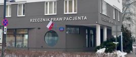Siedziba Biura Rzecznika Praw Pacjenta - narożny blok z flagą Polski