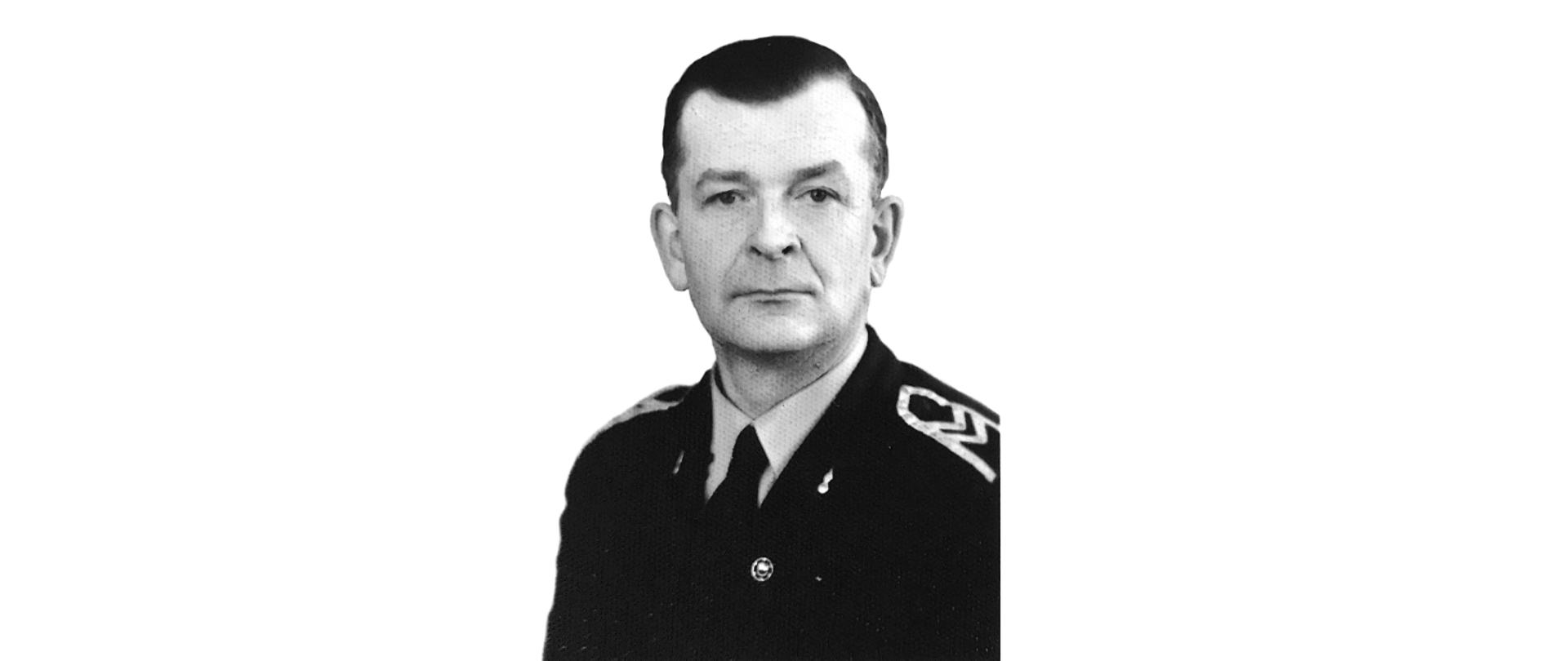 Starszy ogniomistrz pożarnictwa Tadeusz Stajszczyk w mundurze wyjściowym bez nakrycia głowy. Zdjęcie w odcieniach szarości.