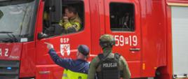 Na zdjęciu widać strażaków w trakcie ćwiczeń. 